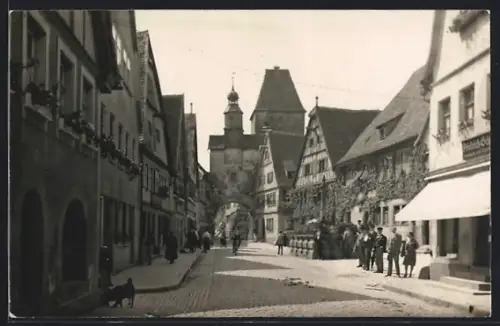 AK Rothenburg o. T., Strassenpartie mit Wohngebäuden