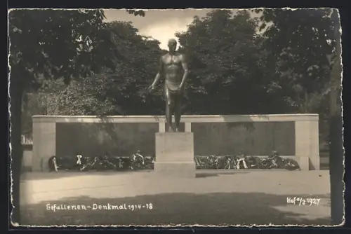 AK Hof a. S., Gefallenen-Denkmal 1914-1918 mit Standbild und Kränzen
