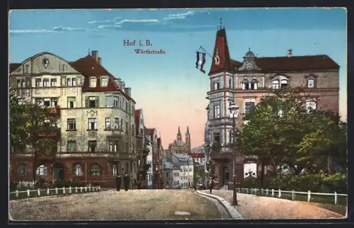 AK Hof i.B., Wörthstrasse mit Häusern, Fahne