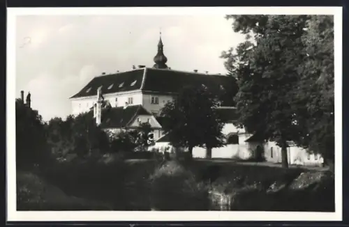 AK Uh. Ostroh, Zamek, Partie am Bachufer und Schloss