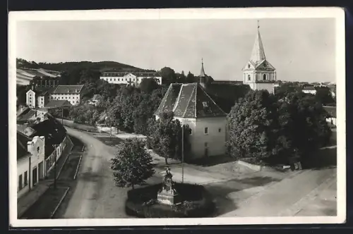 AK Korycany, Strassenpartie mit Kirche