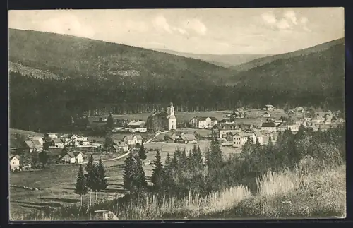 AK Harrachsdorf im Riesengebirge, Gesamtansicht mit Bergpanorama