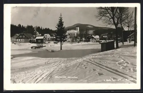 AK Harrachov /Krkonose, Ortspanorama mit Kirche im Winter