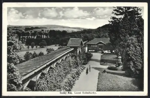 AK Lazne Sedmihorky /Cesky raj, Gebäude mit Parkanlage, Sonnenbadende, Statue