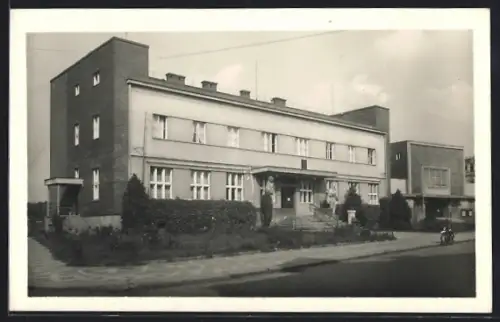 AK Lomnice n. Pop., Sporitelna a Tylovo divadlo