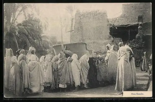 AK Bou Saada, Einheimische umringen ein Automobil