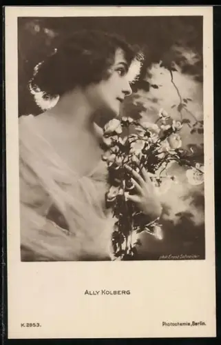 AK Schauspielerin Ally Kolberg mit einem Blumenstrauss porträtiert