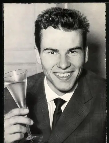 AK Schauspieler Horst Buchholz mit erhobenem Glas