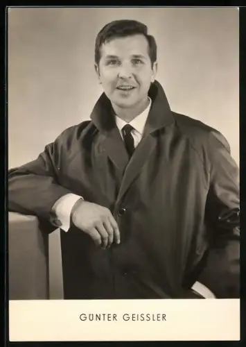 AK Musiker Günter Geissler im lässigen Mantel