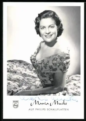 AK Musikerin Maria Mucke im Kleid in die Kamera blickend