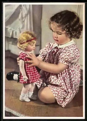 AK Mädchen spielt mit ihrer Puppe im Kinderzimmer