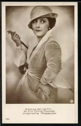 AK Filmszene aus Ungarische Rhapsodie, Elegante Frau mit Stock