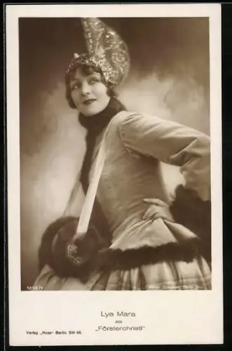 AK Schauspielerin Lya Mara als feine, winterlich gekleidete Dame