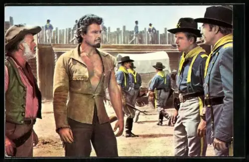 AK Filmszene aus Buffalo Bill. Buffalo Bill hat das gefangene Indianermädchen Mondstrahl befreit