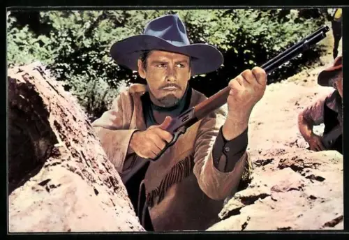 AK Filmszene aus Das war Buffalo Bill, Schauspieler Gordon Scott als Buffalo Bill mit Gewehr