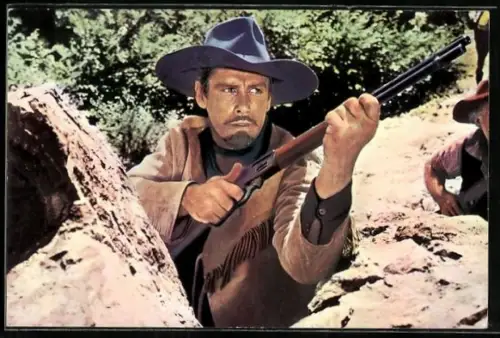 AK Filmszene aus Das war Buffalo Bill, Schauspieler Gordon Scott als Buffalo Bill mit Gewehr