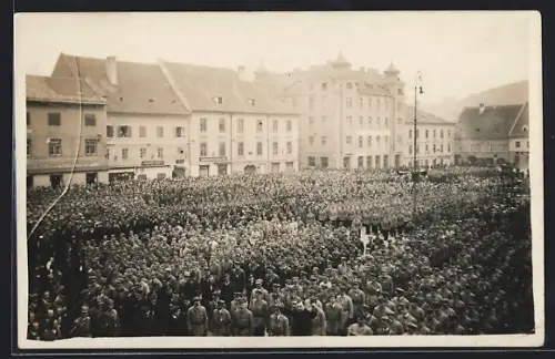 Foto-AK Bruck a. Mur, Aufmarsch von Soldaten
