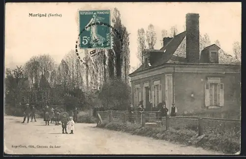 AK Marigne, Strassenpartie mit Passanten