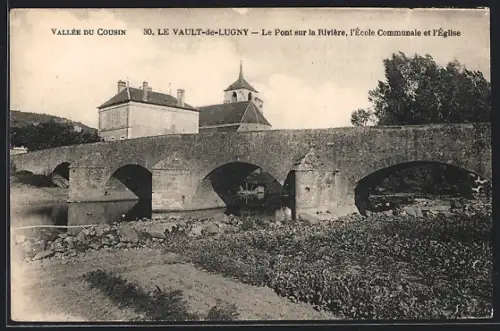AK Le Vault-de-Lugny, Le Pont sur la Rivière, l`École Communale et l`Église