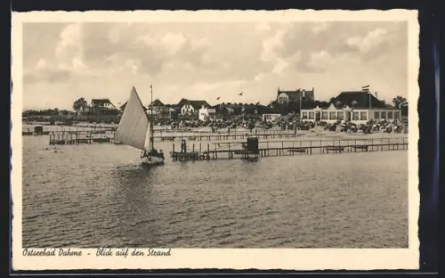 AK Dahme i. Holst., Blick auf den Strand von Seeseite her mit Stegen und Segelboot