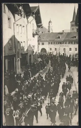 Foto-AK Berchtesgaden, Gasthof zum Neuhaus am Marktplatz mit Musikermarsch