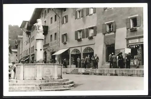 Foto-AK Berchtesgaden, Strasse & Haus Marktplatz 6 mit AK-Geschäft, Ansichtskartengeschichte