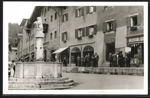 Foto-AK Berchtesgaden, Strasse & Haus Marktplatz 6 mit AK-Geschäft, Ansichtskartengeschichte