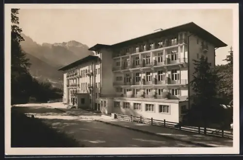 AK Berchtesgaden, Blick auf Hotel Berchtesgadener Hof, Ansicht gegen die Strasse