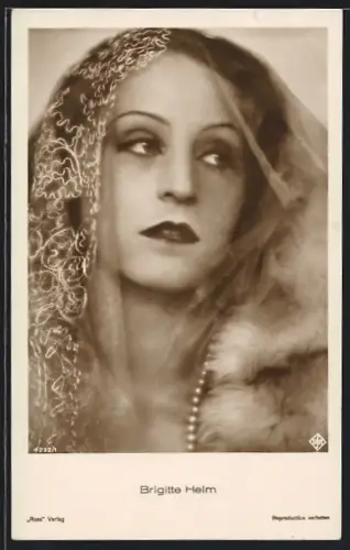 AK Schauspielerin Brigitte Helm mit Spitzentuch und Pelz