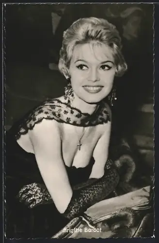 AK Schauspielerin Brigitte Bardot im Abendkleid