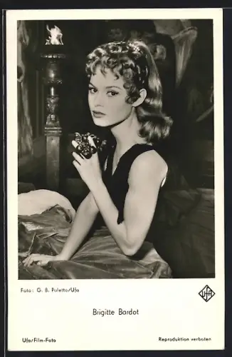 AK Schauspielerin Brigitte Bardot hält Weintrauben in der Hand