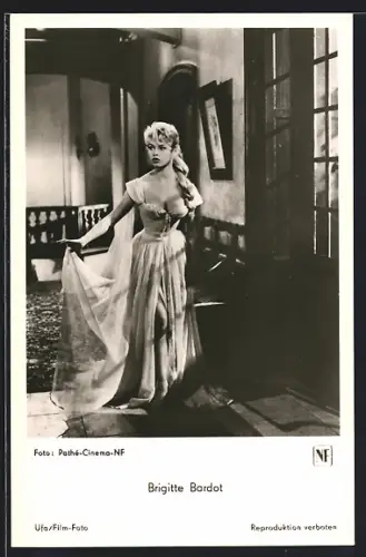 AK Schauspielerin Brigitte Bardot im Kleid