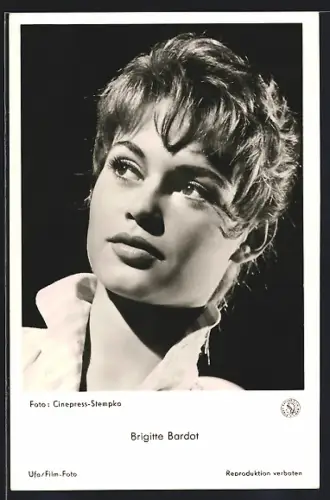 AK Schauspielerin Brigitte Bardot blickt nachdenklich in die Ferne