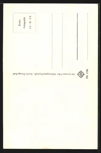 AK Schauspielerin Brigitte Bardot blickt nachdenklich in die Ferne