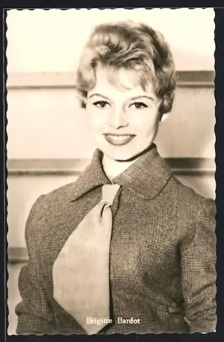AK Schauspielerin Brigitte Bardot mit lächelndem Gesicht