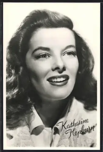 AK Schauspielerin Katherine Hepburn blickt lächelnd in die Ferne