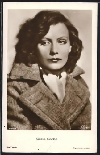 AK Schauspielerin Greta Garbo im Mantel mit Schal