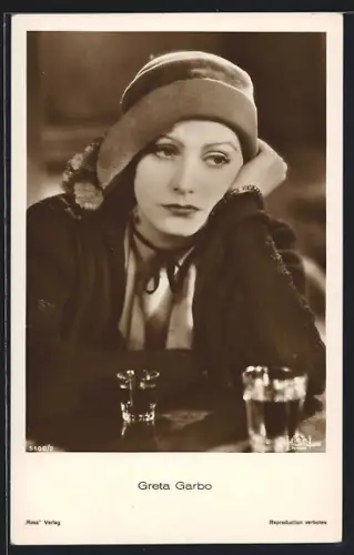 AK Schauspielerin Greta Garbo mit Drink