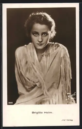 AK Schauspielerin Brigitte Helm blickt forschend in die Kamera