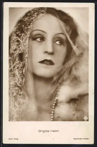 AK Schauspielerin Brigitte Helm mit Spitzentuch und Pelz