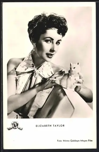AK Schauspielerin Elizabeth Taylor mit einer Katzenfigur