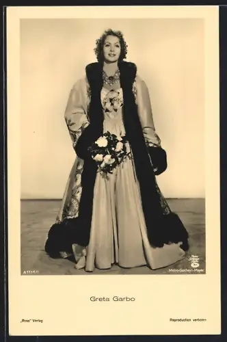 AK Schauspielerin Greta Garbo, im historischen Kostüm mit Blumenstrauss