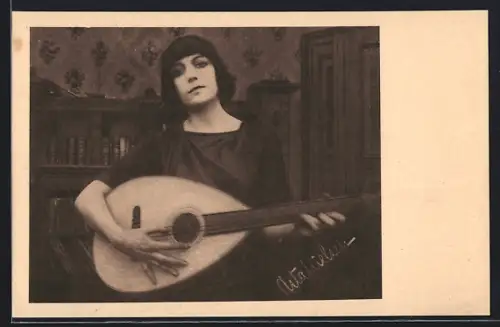 AK Schauspielerin Asta Nielsen mit Gitarre