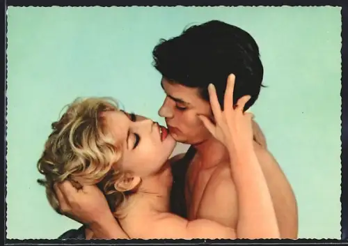 AK Schauspielerin Brigitte Bardot küsst Schauspieler Alain Delon