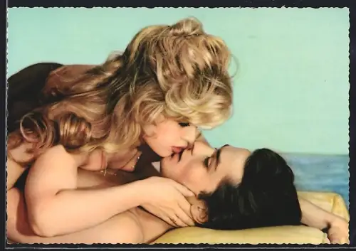 AK Schauspielerin Brigitte Bardot & Schauspieler Alain Delon in einer erotischen Filmszene