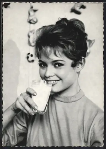 AK Schauspielerin Brigitte Bardot trinkt aus einem Glas