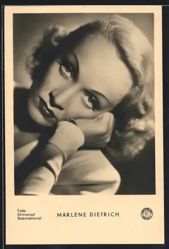 AK Schauspielerin Marlene Dietrich mit gelangweiltem Blick