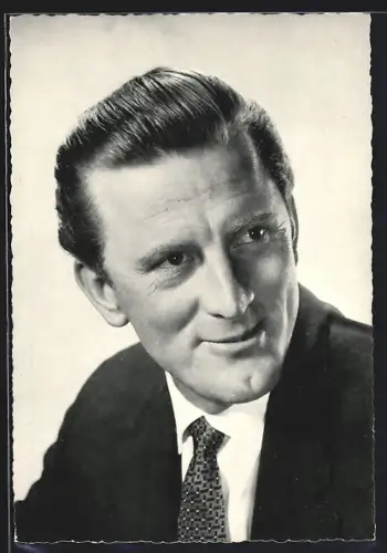 AK Schauspieler Kirk Douglas mit zurückgekämmtem Haar