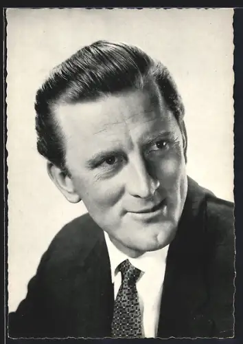 AK Schauspieler Kirk Douglas mit zurückgekämmtem Haar
