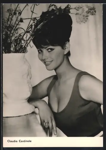 AK Schauspielerin Claudia Cardinale lässt tief blicken